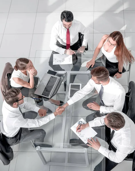 Affärsgrupp diskuterar tillsammans affärsplaner — Stockfoto