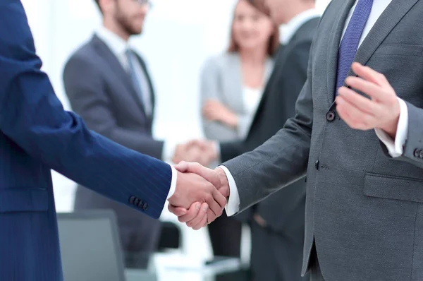 Concetto di cooperazione.stretta di mano dei partner commerciali — Foto Stock