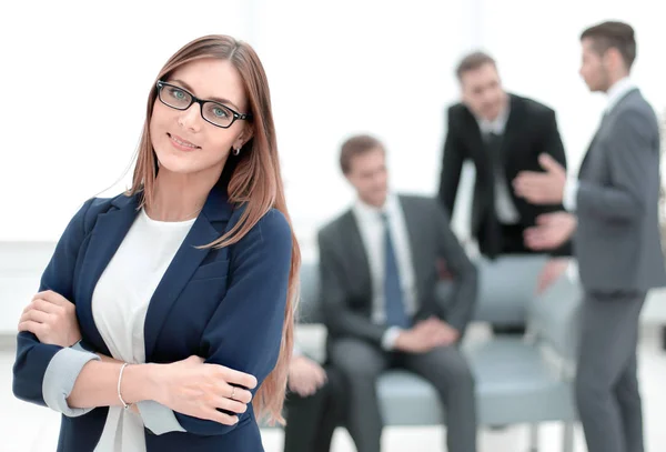 Mujer de negocios de pie con los brazos cruzados — Foto de Stock