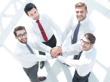 üstten görünüm. iş takım birlikte ellerini koyarak