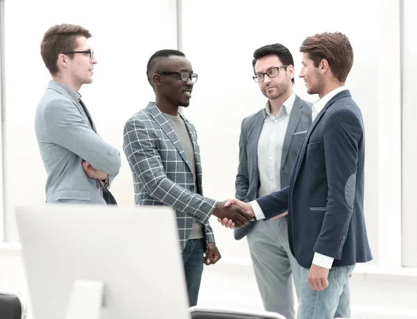 Stäng up.handshake affärsmän på kontoret — Stockfoto