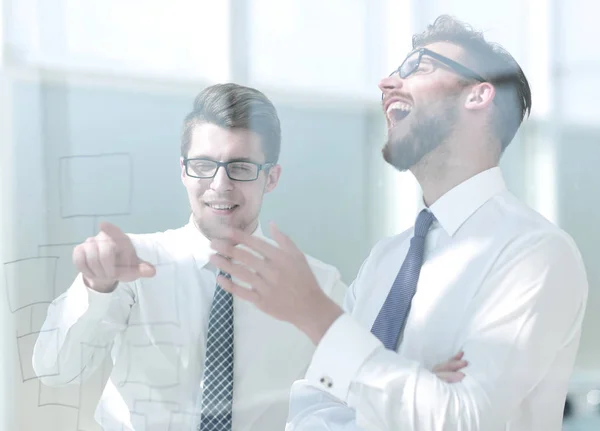 Aus nächster Nähe. Zwei Mitarbeiter unterhalten sich stehend im Büro — Stockfoto