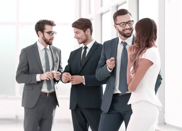 Empleados de la empresa de pie en el vestíbulo de la oficina . — Foto de Stock