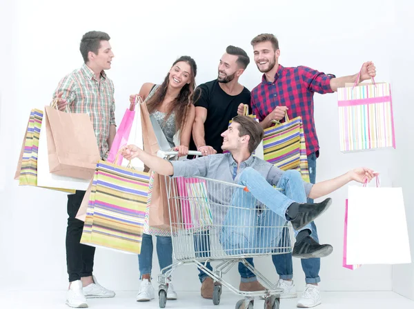 Vrolijke groep jongeren met shopping tassen — Stockfoto
