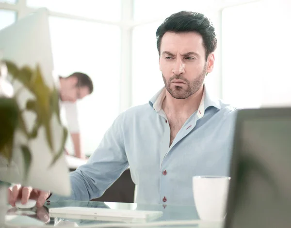 Geschäftsmann im Gespräch mit einem Kollegen, der an seinem Schreibtisch sitzt — Stockfoto