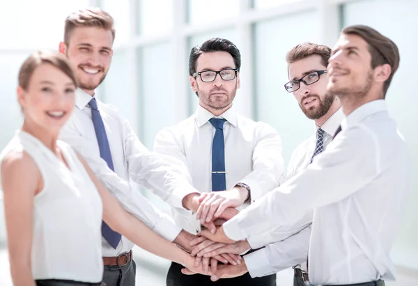 Equipe de negócios mostrando sua unidade . — Fotografia de Stock