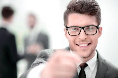 up.Careful genç iş adamı bulanık arka planda kapatın.