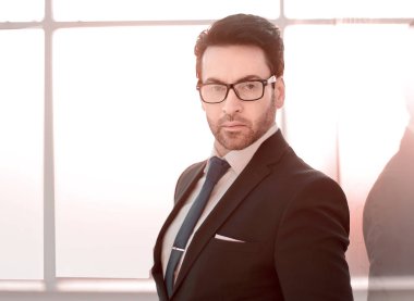 ofis pencere arka plan üzerinde emin iş adamı