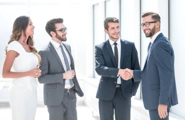 Ofisteki iş adamlarıyla tokalaş.