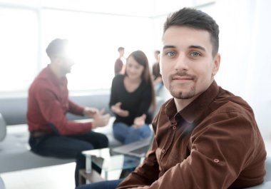 İşletme takımının arka planında çalışan