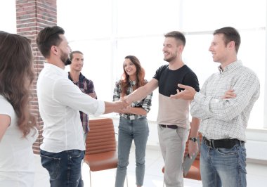 iş adamları top.handshake görüntülemek