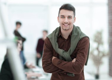 office arka plan üzerinde yaratıcı iş adamı