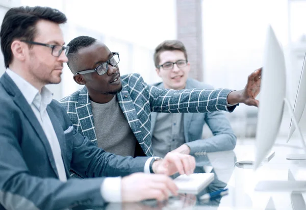 Employees discussing online information — Stock Photo, Image