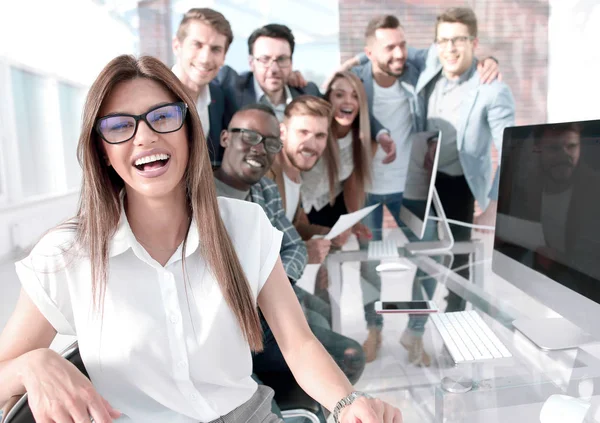 Zakenvrouw op de achtergrond van het bedrijf-team — Stockfoto