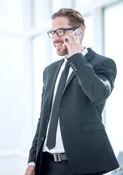 Cep telefonu üzerinde konuşurken kendinden emin iş adamı. — Stok fotoğraf