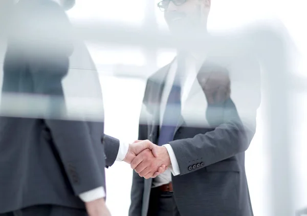 Handshake é parceiros de negócios sérios — Fotografia de Stock