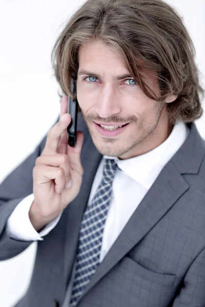 Νεαρός άνδρας ακούει σε ένα τηλέφωνο σε λευκό φόντο — Φωτογραφία Αρχείου