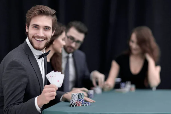 Sorridente homem de negócios mostrando quatro ases — Fotografia de Stock