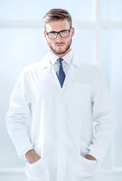 病院に立つ笑顔の医者の肖像画 — ストック写真