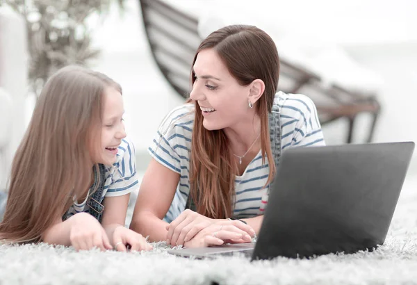 Anya és vele a kis lányom használ egy laptop, a szabadidőben — Stock Fotó