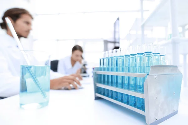 Vista lateral de los científicos que trabajan en laboratorio — Foto de Stock