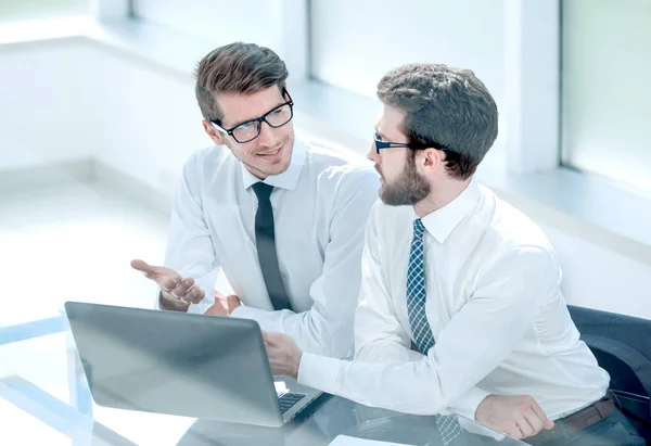 Два бізнес-колеги дивляться на екран ноутбука — стокове фото