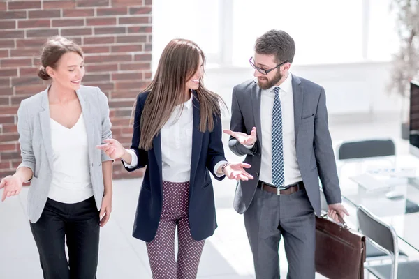 Gerente Reúne Con Los Clientes Oficina Foto Con Espacio Copia — Foto de Stock