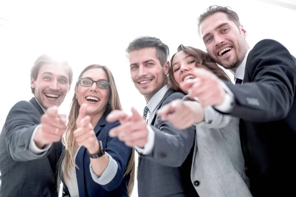 Muchas personas felices se dan la mano como equipo para la motivación —  Fotos de Stock