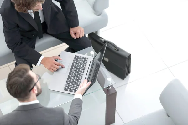 Gente de negocios hablando en la reunión en la oficina — Foto de Stock