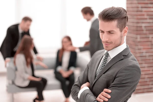 Junger Mann im Business-Anzug lächelt — Stockfoto