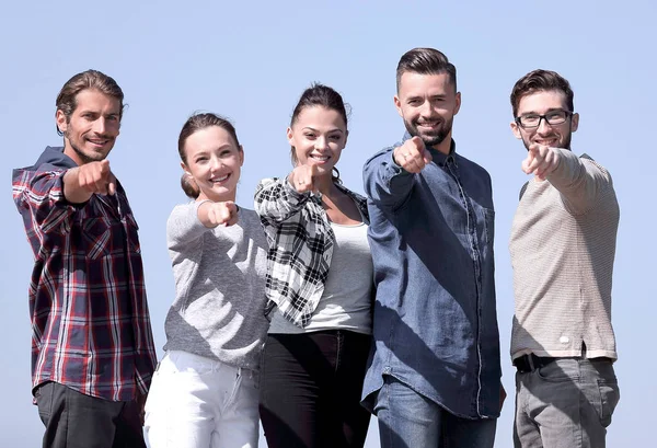 Jóvenes confiados mostrando las manos hacia adelante — Foto de Stock