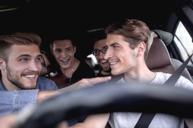 Bir grup insan bir yolculuğa bir arabanın içine