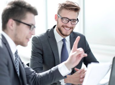 İş ortakları iş belgesini tartışıyor.