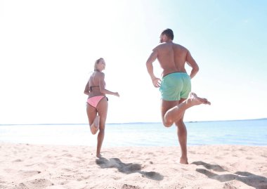 mutlu çift gün batımı, tatil tropikal plaj üzerinde çalışan