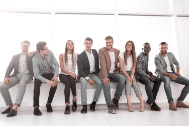 Ofis lobisinde oturan gençlerin Grup