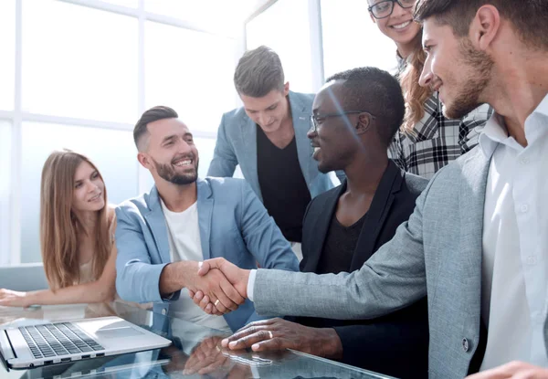 Me alegro por ti. Grupo de personas alegres que trabajan en la oficina — Foto de Stock