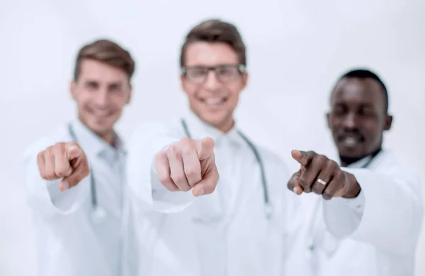 Расплывчатый образ группы врачей, указывающих на тебя — стоковое фото