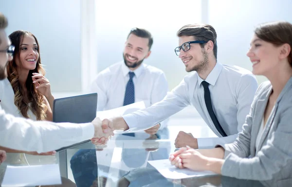 Geschäftskollegen reichen sich die Hände für einen Händedruck — Stockfoto