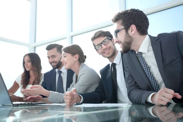 Equipe de negócios sentado no escritório Mesa no escritório — Fotografia de Stock