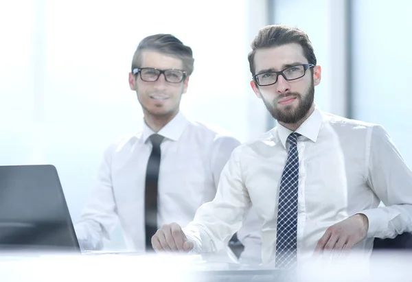 Deux collègues d'affaires assis au bureau . — Photo