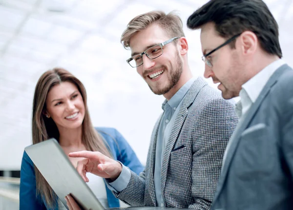 Close-up. het bedrijf-team vindt u de informatie uit de laptop — Stockfoto