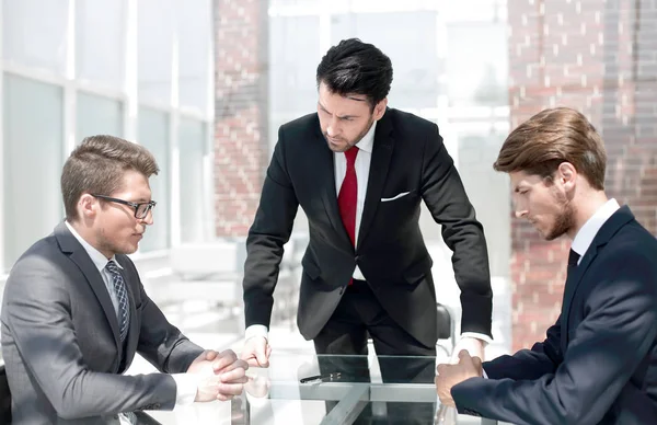 Molesto hombre de negocios hablando con los empleados — Foto de Stock