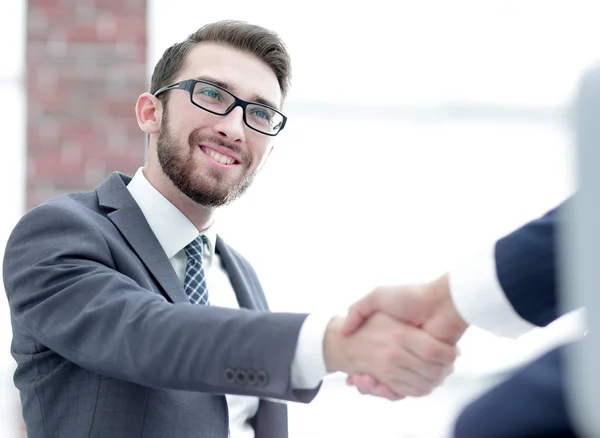 Zwei Geschäftskollegen beim Händeschütteln während eines Meetings. — Stockfoto
