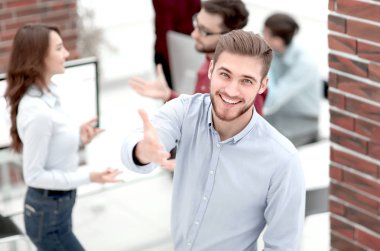 Parlak modern ofis içinde mutlu genç iş adamı portresi