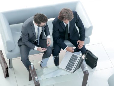 dizüstü bilgisayarda veri tartışırken iş arkadaşları.