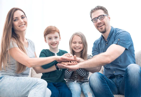 Glückliche Familie bastelt einen Turm aus ihren Händen — Stockfoto