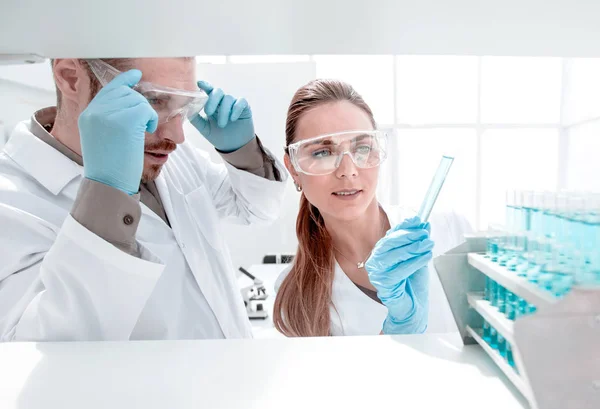 Two researchers conduct laboratory studies. — Stock Photo, Image
