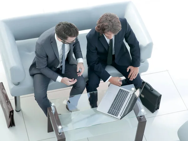 dizüstü bilgisayarda veri tartışırken iş arkadaşları.