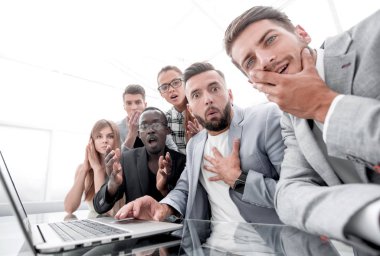 Grup birlikte modern ofiste çalışan çeşitli iş adamları