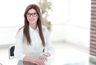 gülümseyen iş ofis masa başında oturan